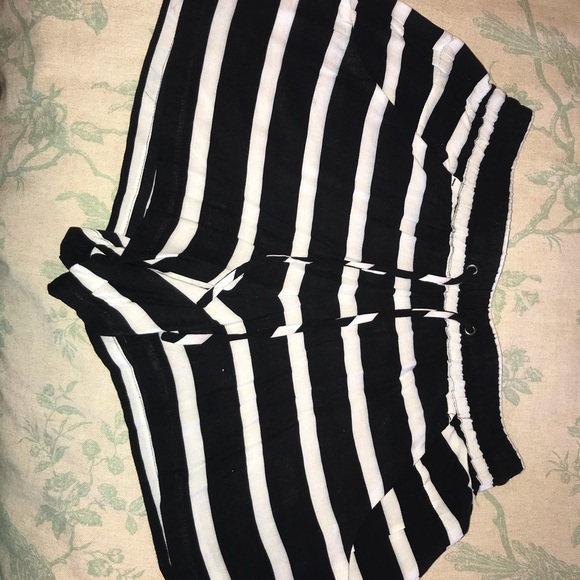 French Connection Shorts Size 2 - Picture 2 of 4